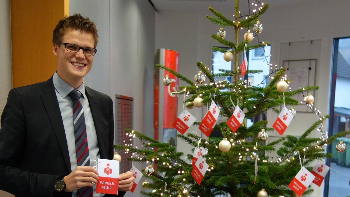 An den Weihnachtsbäumen in den Sparkassen Geschäftsstellen Bamenohl und Frettertal hängen die Wünsche der Kinder.  von privat