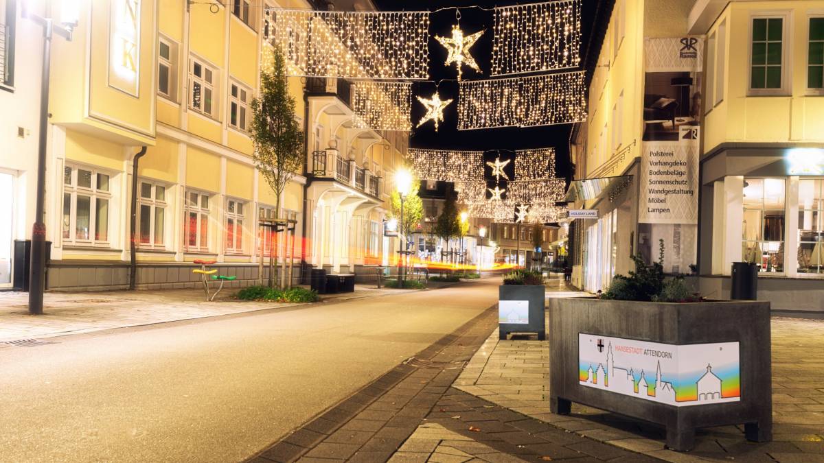 Weihnachtliche Beleuchtung und die Weihnachtsverlosung - da macht der Bummel durch die Hansestadt gleich doppelt soviel Spaß.  von Artwork Hövelmann