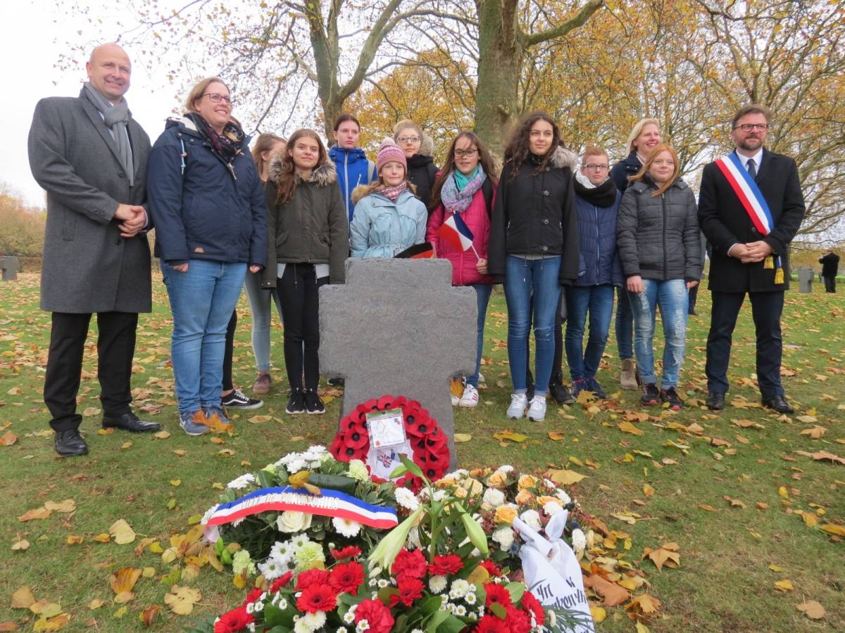 Der ehemalige Bürgermeister Andreas Reinéry und Jean-François Legrand (re.) mit deutschen und französischen Begleitern bei der Kranzniederlegung auf dem deutschen Soldatenfriedhof von Verlinghem bei Houplines. von privat
