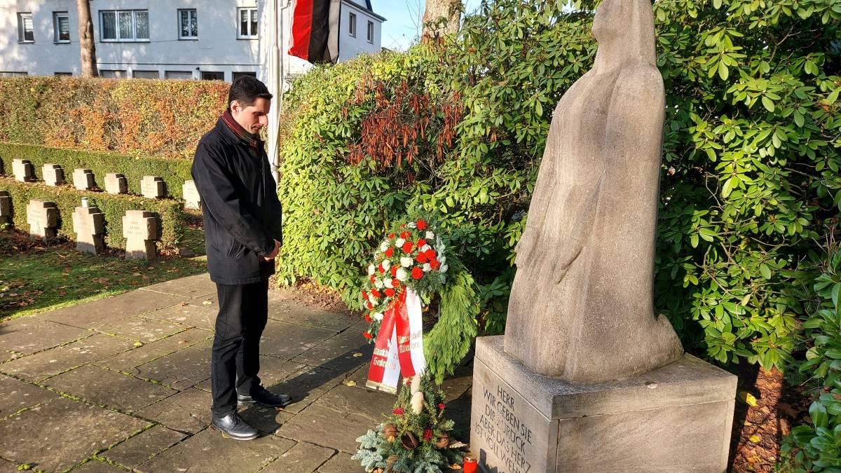Bürgermeister Christian Pospischil gedenkt der Opfer der Kriege.  von privat