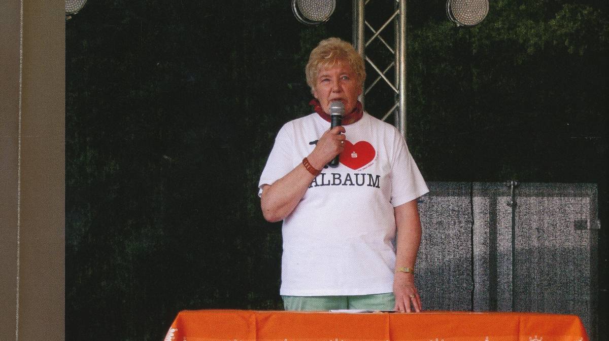 Rita Ramm von der plattdeutschen Runde trug bei der 700-Jahr-Feier den Titel „ As de Ziehe böckes wass“ vor. von privat