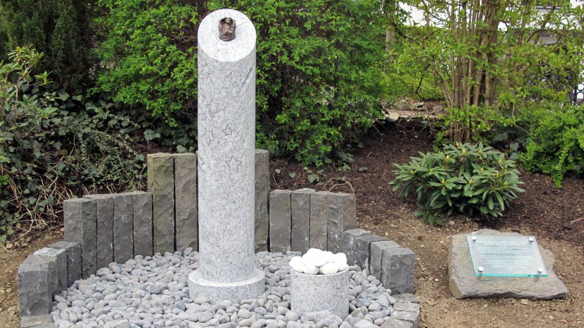 Die Sternenkinder-Stele auf dem Friedhof in Altenhundem. von privat