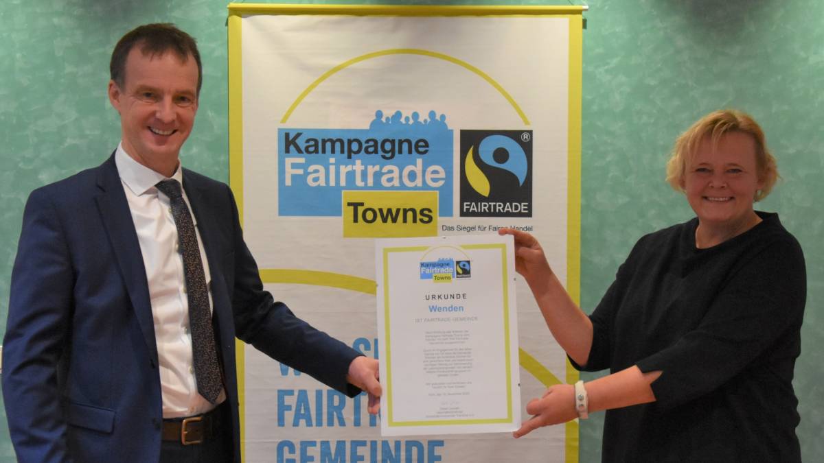 Bürgermeister Bernd Clemens und Nicole Williams freuen sich über die Auszeichnung als Fairtrade-Gemeinde. von privat