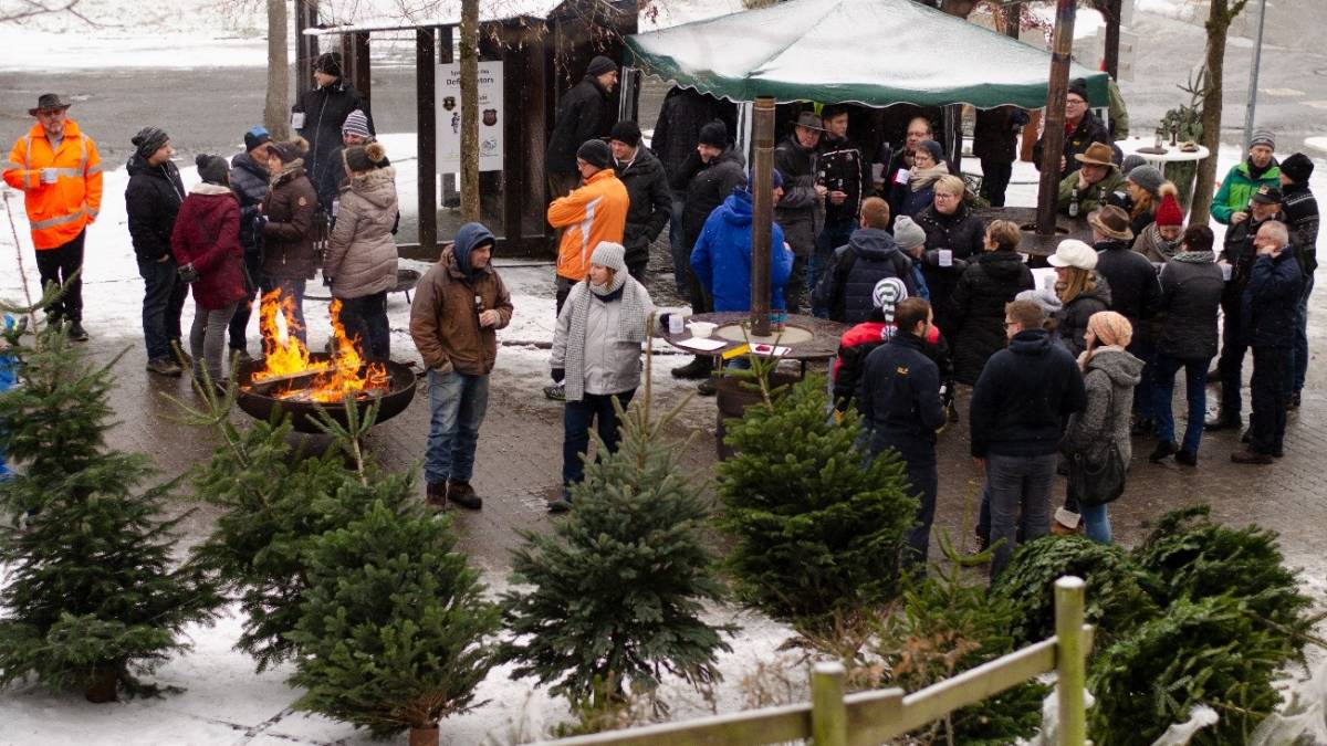 Der Weihnachtsbaumverkauf der Spendengruppe Heid (hier ein Archivbild) lockt traditionell viele Besucher an. von privat