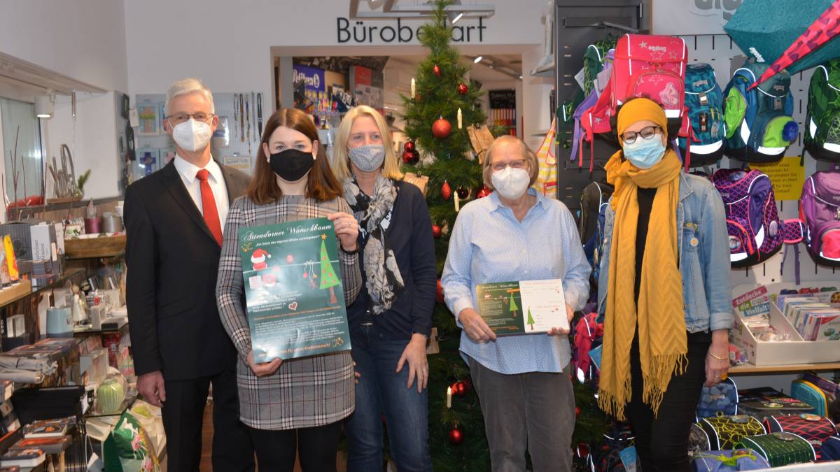 Die Initiatoren der Wunschbaum-Aktion in Attendorn freuen sich über viele Weihnachtspaten für bedürftige Kinder. von privat