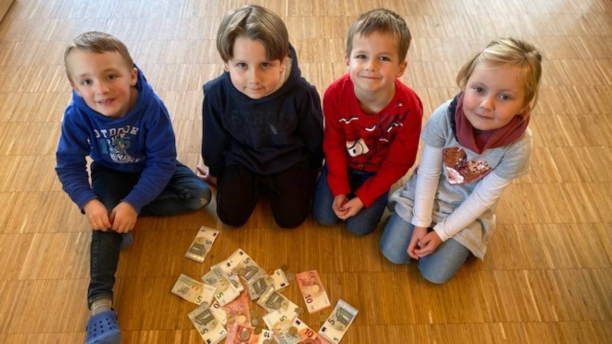 Stolz zeigen die Kinder das Geld, das sie beim Martinsbasar eingenommen haben. von privat