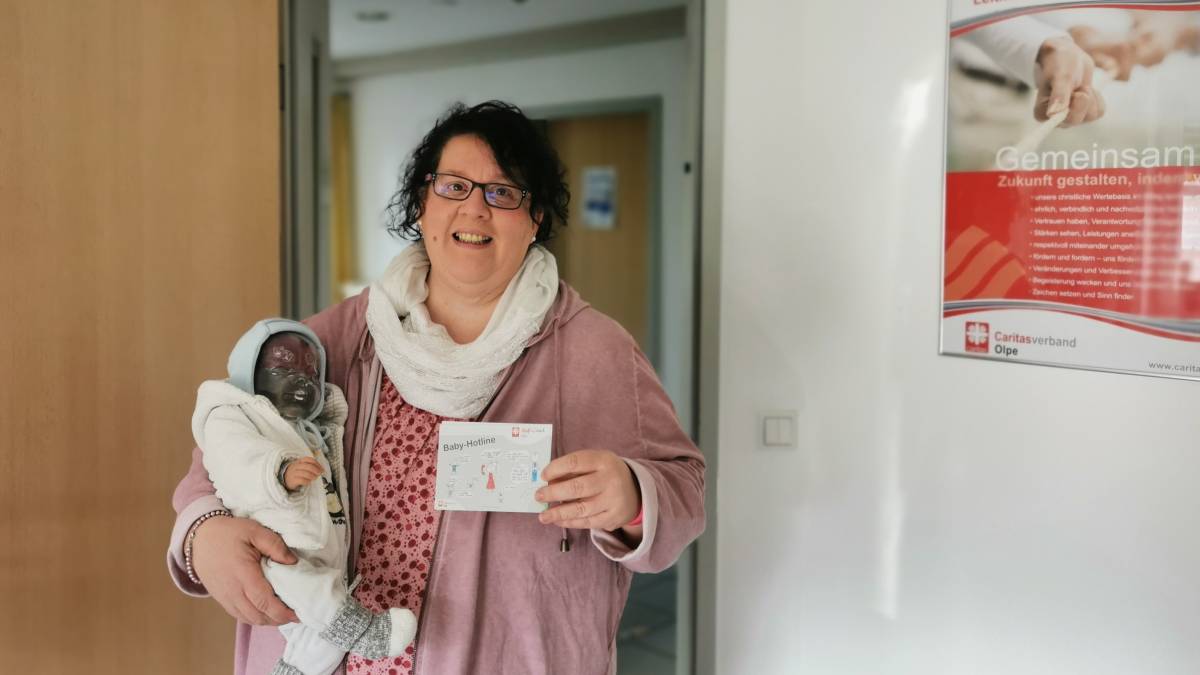 Caritas-AufWind-Mitarbeitende Irmgard Tillmann freut sich, im Rahmen der „Baby-Hotline“ bei Fragen weiterhelfen zu können. von Caritas-AufWind