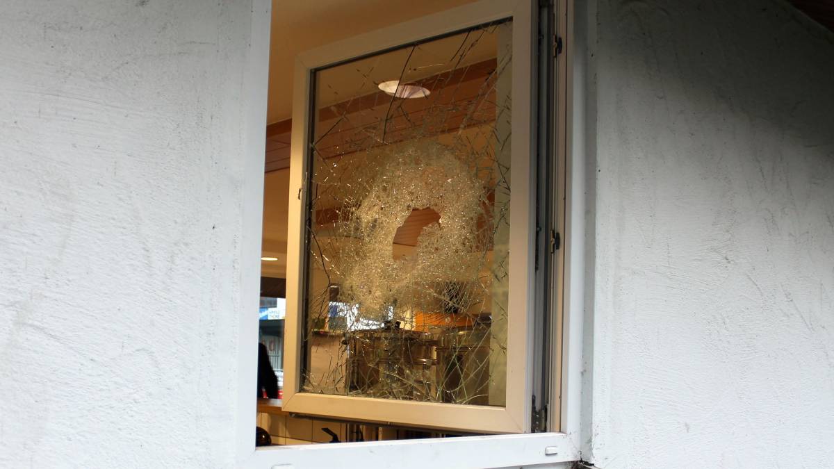 Die Täter drangen durch ein eingeschlagenes Fenster in ein Vereinsheim ein.  von Polizei