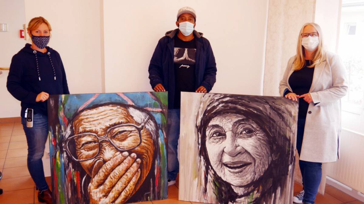 Künstler Sami Gebere Mariam (Mitte) überreichte zwei seiner Werke an Britta Seppi-Cordes (l.). Rechts im Bild: Andrea Schiller vom HANAH-Servicbüro. von privat