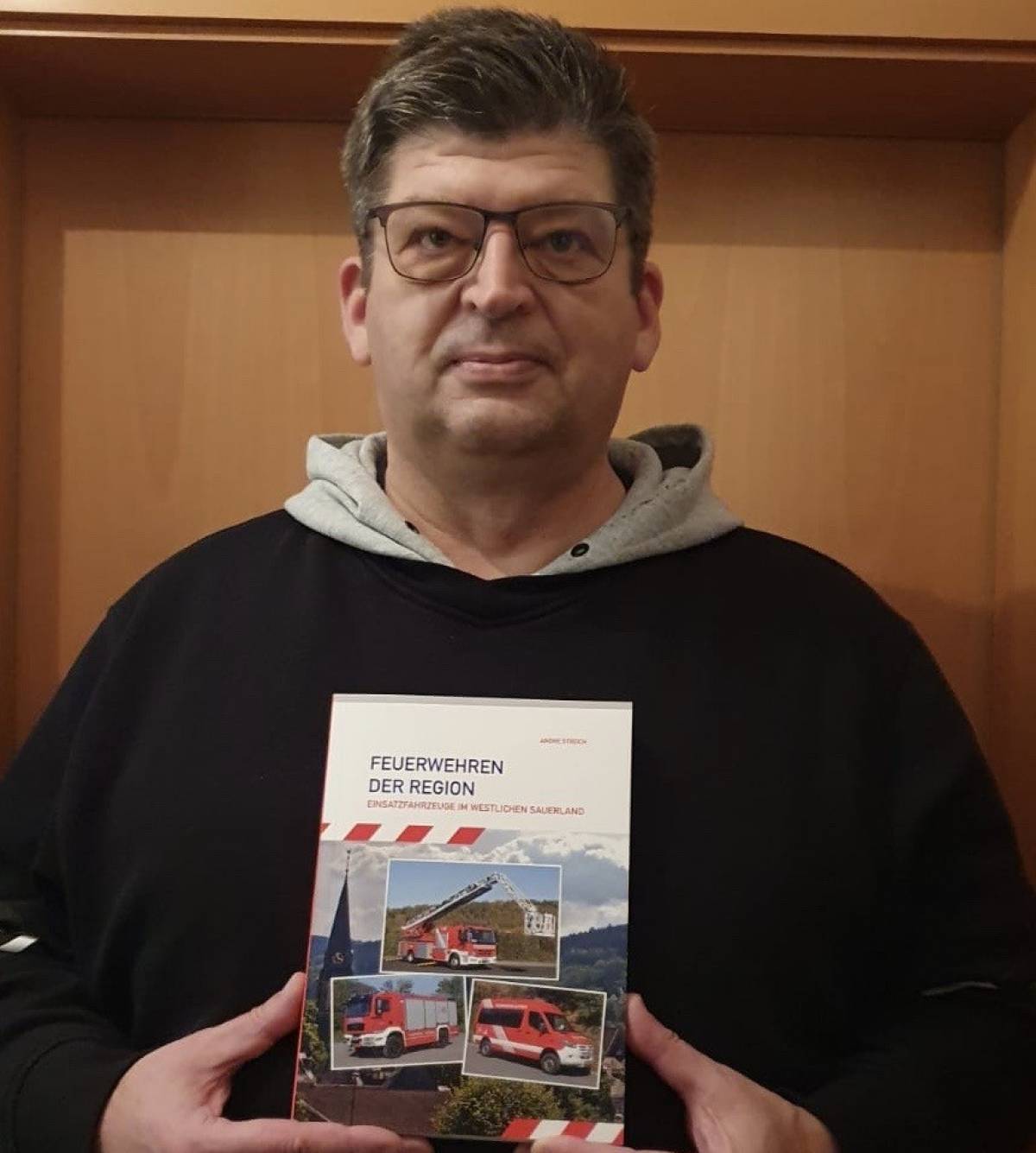 Andre Streich hat ein Buch über Feuerwehr-Fahrzeuge im westlichen Sauerland geschrieben. von privat