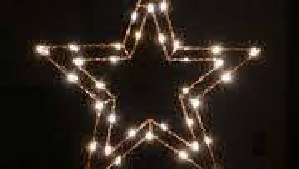 Jeden Abend ab 18 Uhr sollen die Sterne in den Fenstern leuchten und so für zauberhafte Weihnachtsstimmung sorgen. von privat