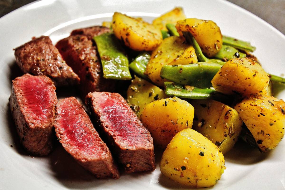Lecker speisen - mit hochwertigem Fleisch aus der Innungs-Metzgerei. von Pixabay.com
