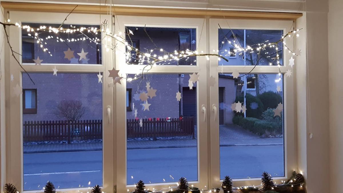 Das Adventsfenster im Albaumer Dorfladen strahlt wieder im weihnachtlichen Glanz.  von privat