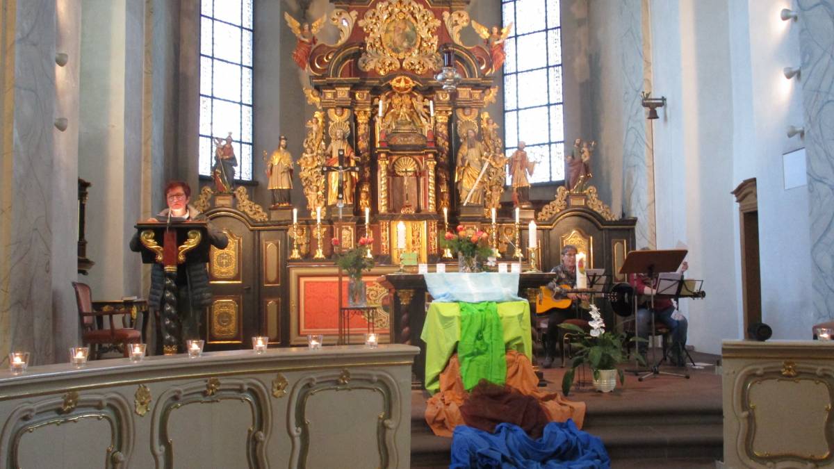 Der Altarraum in der St. Severinus-Kirche bei der Lichtblick-Andacht im November 2020.  von privat