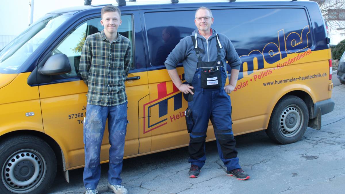 Frank Scholtz, Inhaber der Firma Hümmeler (rechts) ist mit seinem Praktikanten Leon sehr zufrieden.  von privat