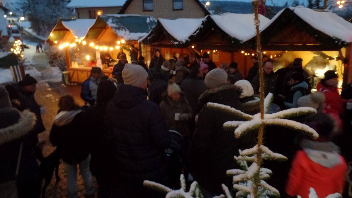 Stimmung, Gemütlichkeit und gute Laune dominierten noch im Vorjahr die Szenerie beim Weihnachtsmarkt der Möllmicker Chöre „Einigkeit“. Davon bleibt in diesem Jahr wenigstens der Weihnachtsbaumverkauf erhalten.  von Joachim Jung