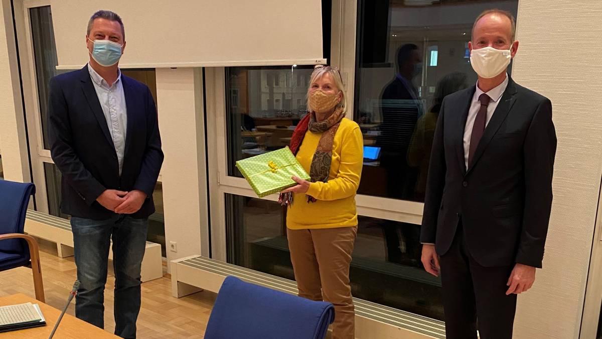 Zum Dank überreichten Landrat Theo Melcher (rechts) und Ausschussvorsitzender Uwe Knipp ein Buchpräsent an Gisela Lehwald von Kreis Olpe