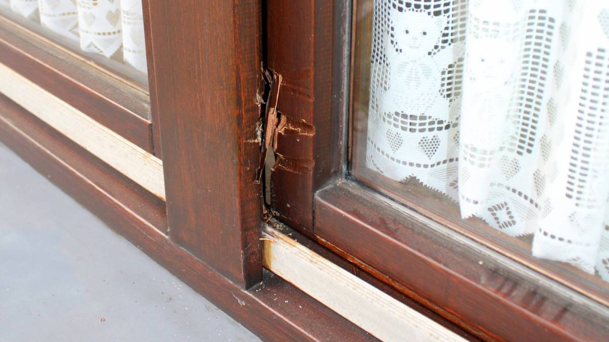 Die Einbrecher hebelten ein Fenster auf, um so in das Haus zu gelangen.  von Kreispolizeibehörde Olpe