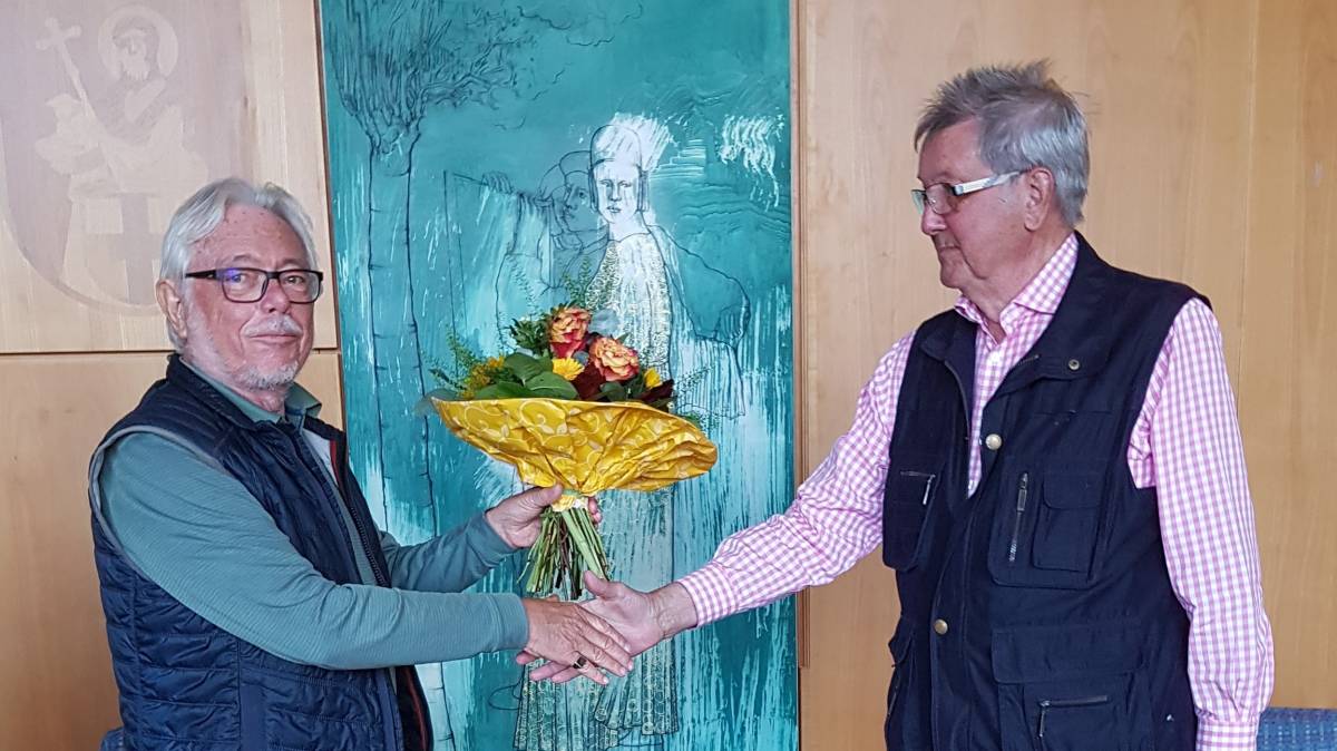 Der Vorsitzende des Bürgerbusvereins Wenden, Gerd Pelz (l.), verabschiedet mit einem Blumenstrauß den scheidenden stellvertretenden Vorsitzenden Wolfgang Wendel. von privat