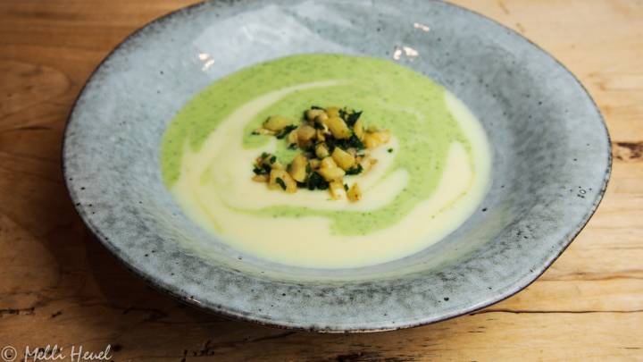 2. Vorspeise: Zweifarbiges Petersilien-Wurzel-Süppchen 2. Vorspeise: Zweifarbiges Petersilien-Wurzel-Süppchen