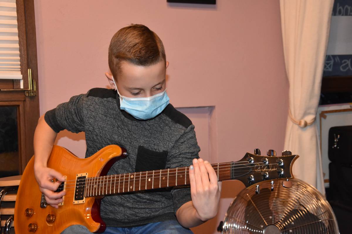 Der Elfjährige spielt seit seinem fünften Lebensjahr Gitarre.  von Nicole Voss