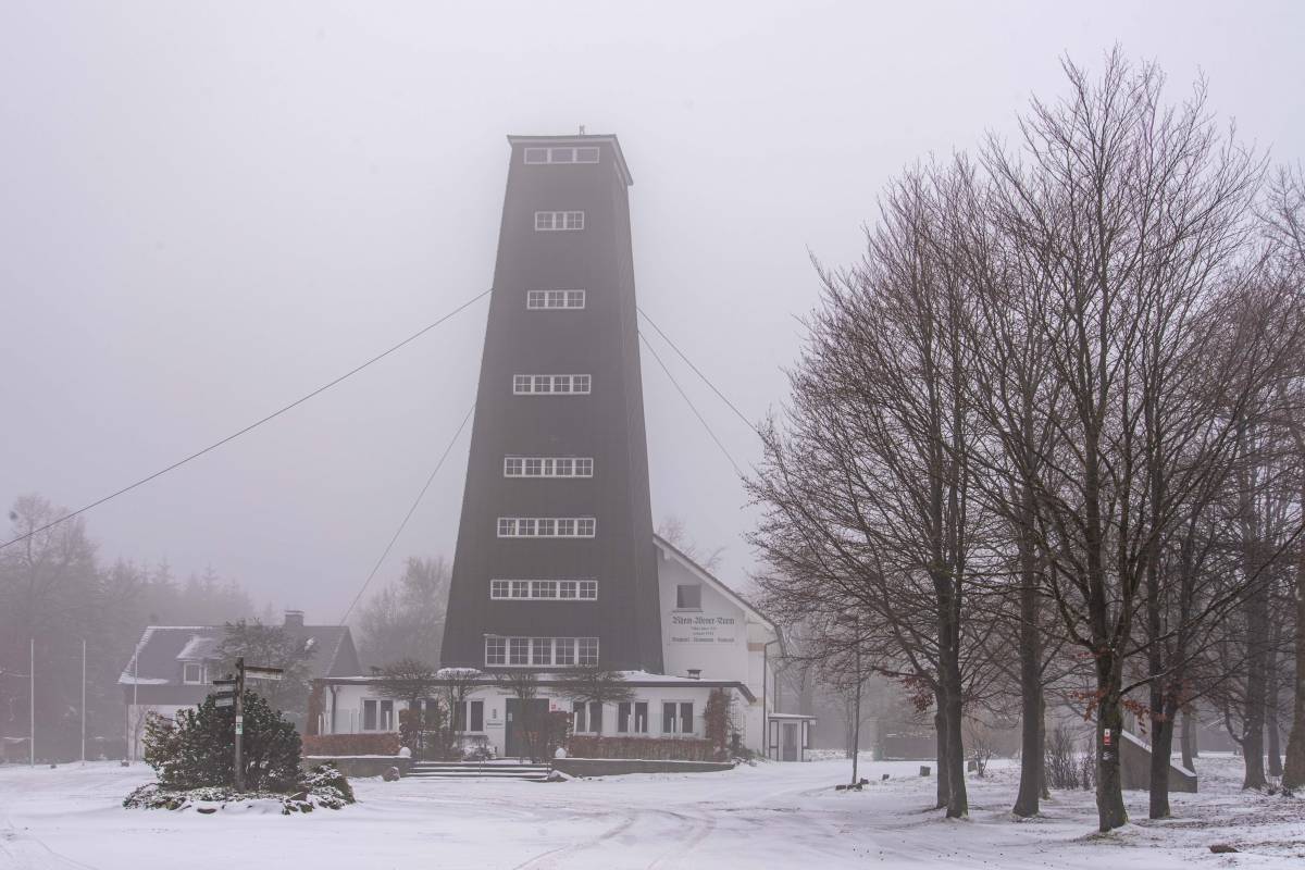 Am Rhein-Weser-Turm findet aktuell ein Außer-Haus-Verkauf statt. von Nils Dinkel