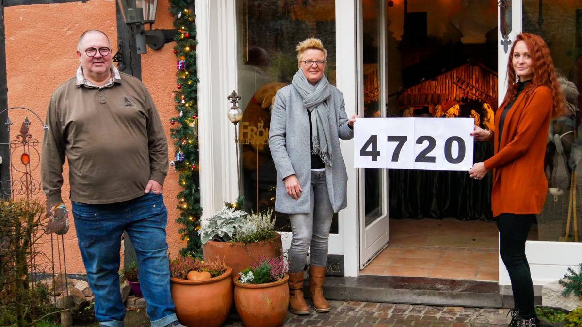  (v.l.) Peter Meyer, Beiratsvorsitzender der WEG Adolfsburg, und die beiden Fotografinnen Steffi Jung und Jenny Michallik freuen sich über die Spendensumme von 4.720 Euro. von Celine Kebben