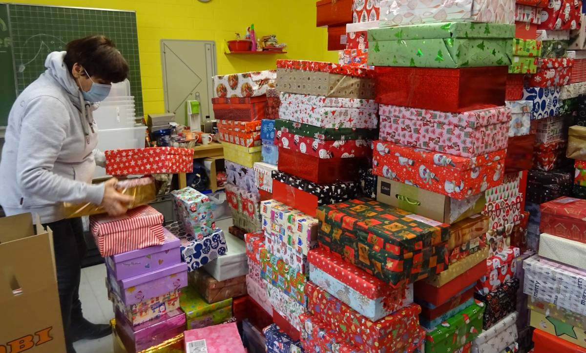 „Das ist für mich Weihnachten“, strahlt Silvia Volpert angesichts der Freude, die die Kinder beim Auspacken der Geschenke haben werden. von Sigrid Mynar