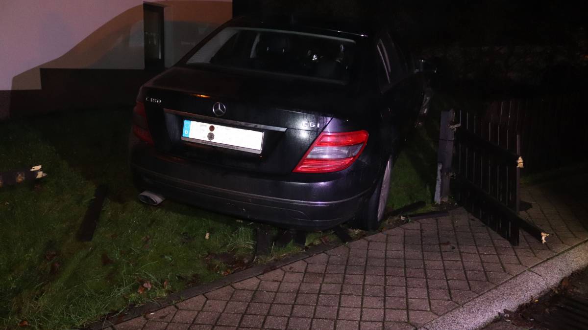 Der Mercedes des Unfallfahrers kam im Garten zum Stehen. von Polizei Olpe