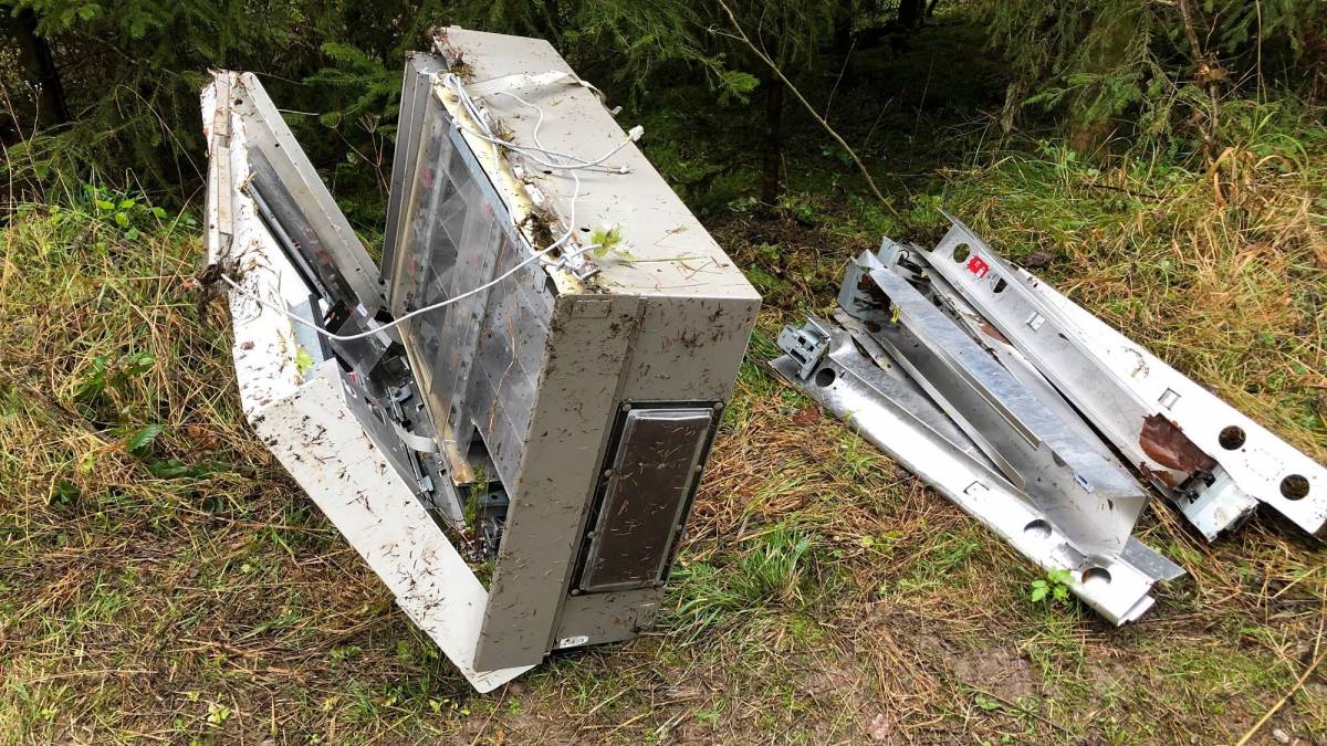 Der aufgebrochene Zigarettenautomat lag in einem Waldstück bei Finnentrop-Delf. von Polizei Olpe