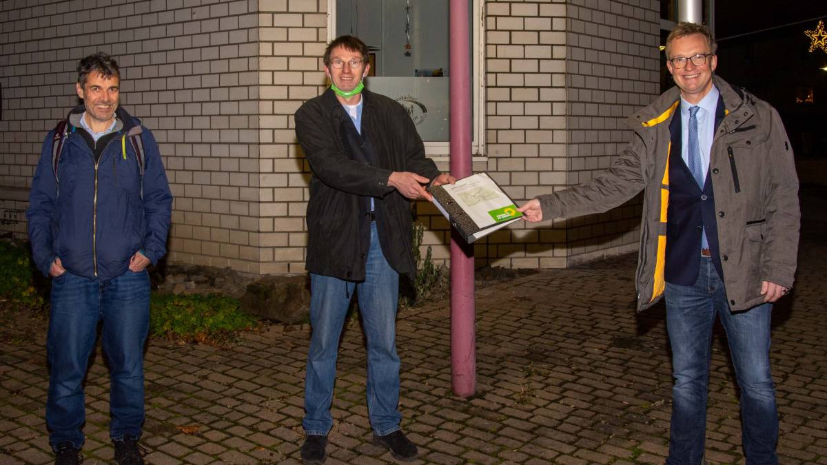 Thomas Griese, Gregor Kaiser und Bürgermeister Tobias Puspas vor dem Lennestädter Rathaus. von Nils Dinkel