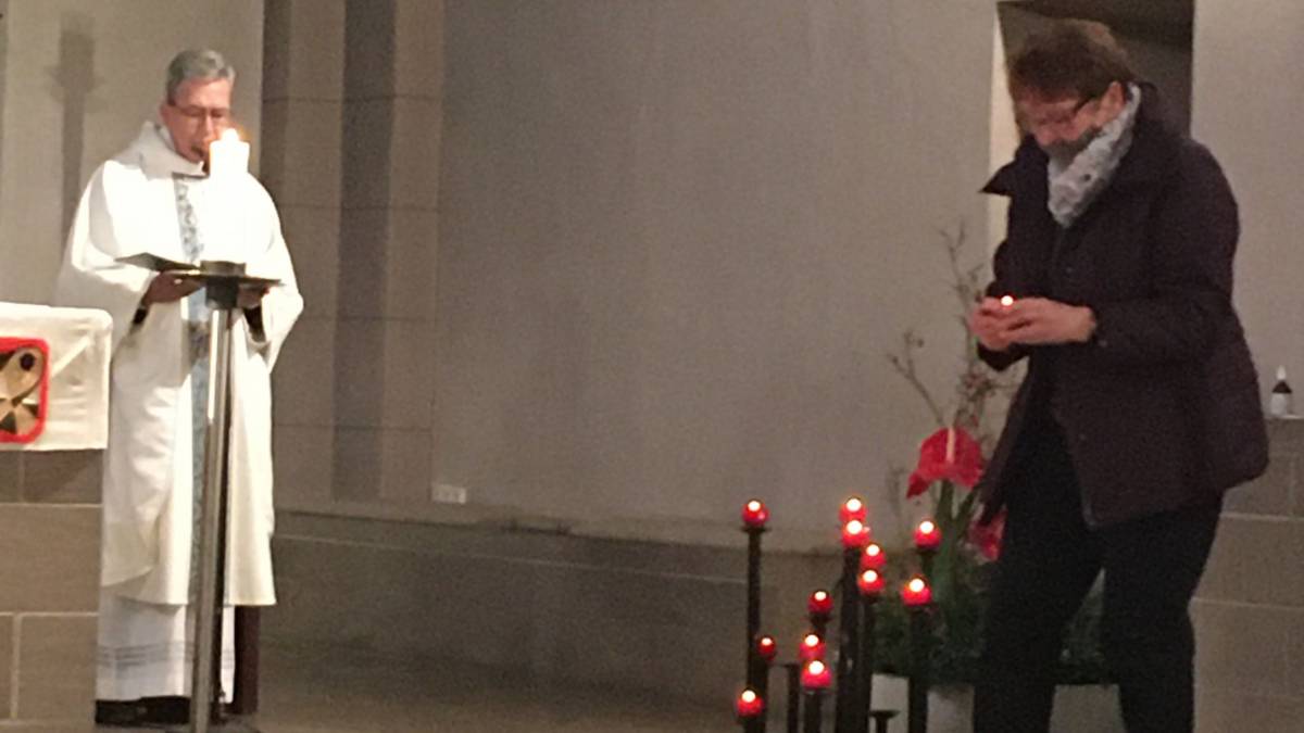Für jedes verstorbene Mitglied der Frauengemeinschaft zündete Renate Hille am Altar eine Kerze an.  von privat