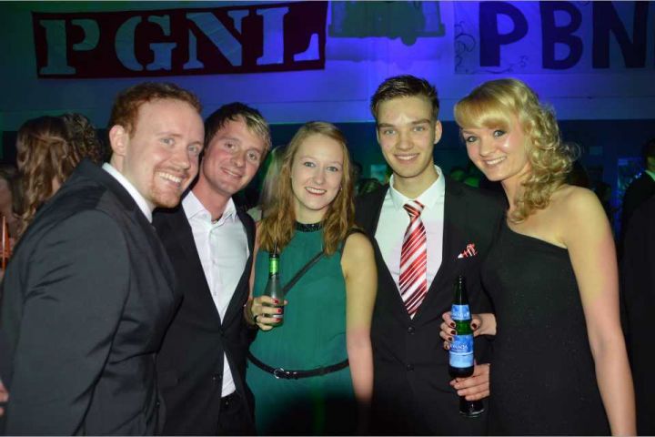 Karnevalisten feiern in „Gala“-Kleidung