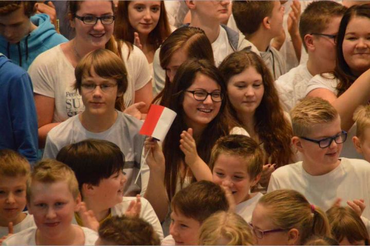 St. Ursula Realschule formieren sich zur „Trikolore"