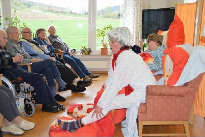 Großes Theater im Haus Mutter Anna