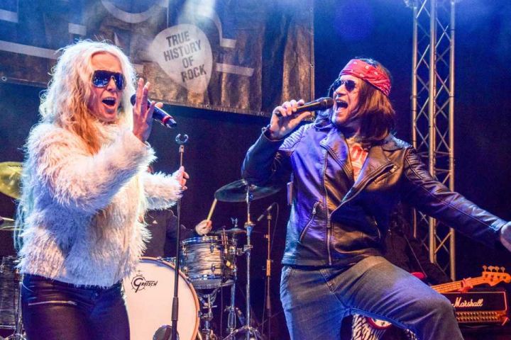 Rockbegeisterte Besucher am Meiler