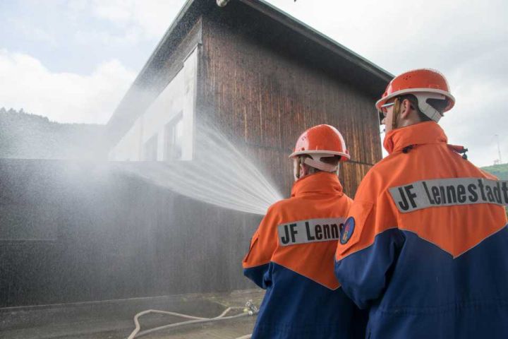 Zwölf Fahrzeuge aus vier Löschzügen im Einsatz