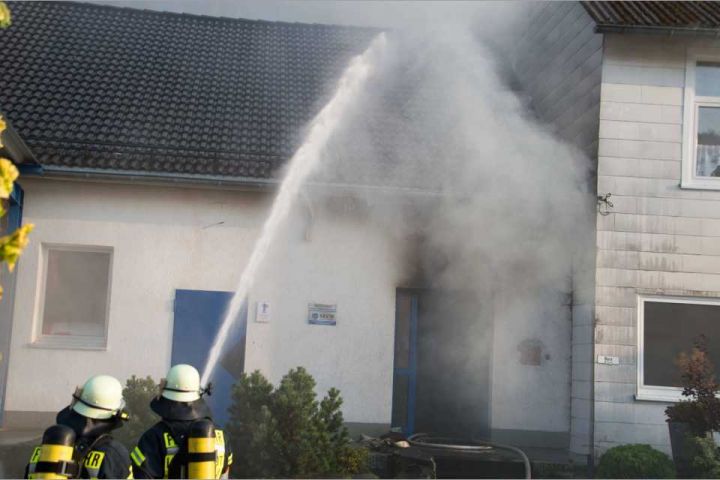 Mehr als 100 Feuerwehrleute bekämpfen Firmenbrand