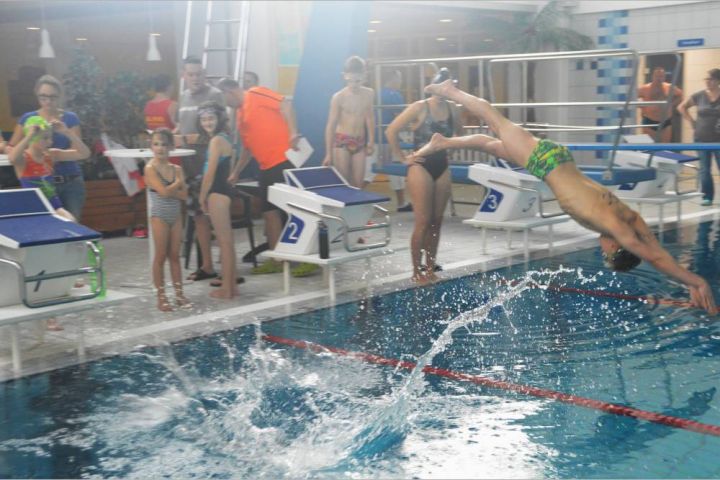 Wasserfreunde eröffnen 24-Stunden-Schwimmen