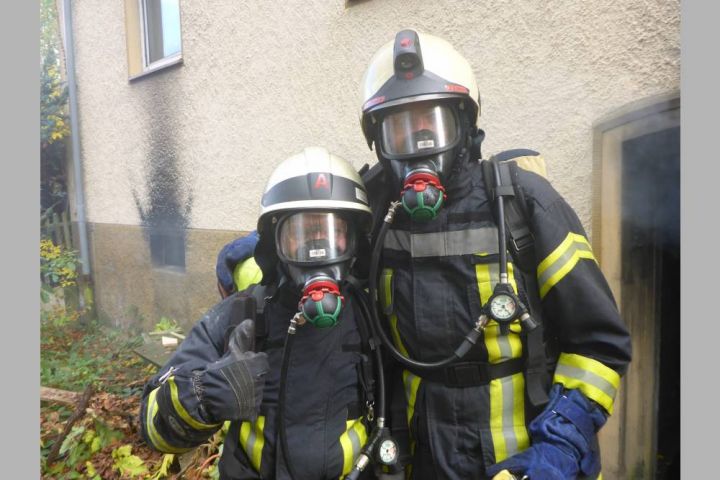 Feuerwehr trainiert Einsatz bei "echtem" Kellerbrand