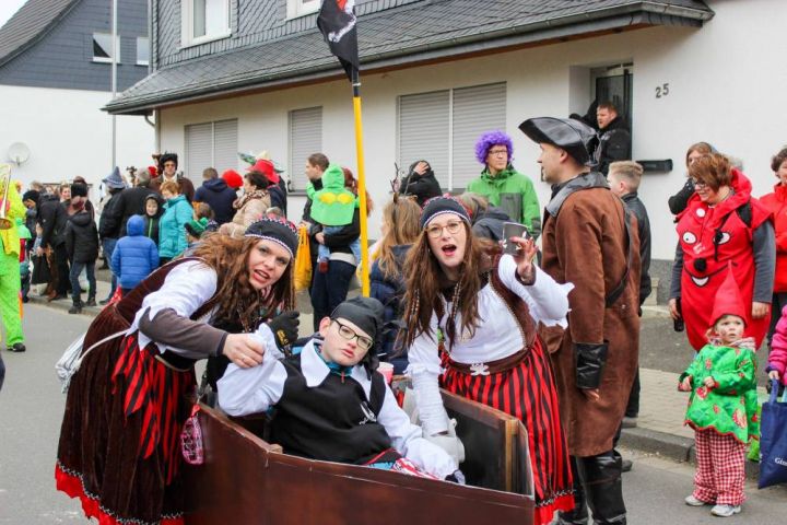 Jecken feiern bunten Rosenmontagsumzug in Schönau