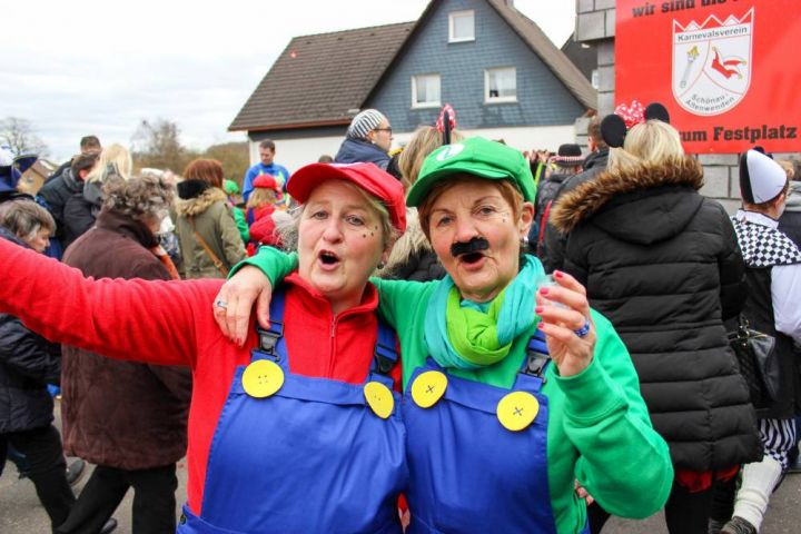 Jecken feiern bunten Rosenmontagsumzug in Schönau