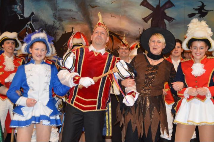 Karnevalisten bejubeln Prinz Pascal I. Barthelmey in Fretter