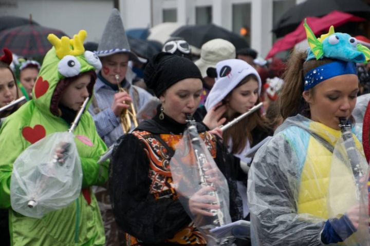 Altweiber-Umzug in Drolshagen: Narren in Kostümen und Regencapes
