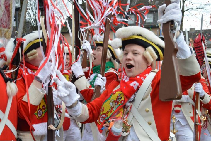 Veilchendienstag in Attendorn: 20.000 Karnevalisten beim närrischen Umzug