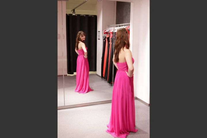Farbliche Harmonie: Pinkes Kleid mit Applikationen zu lässigem blauen Anzug