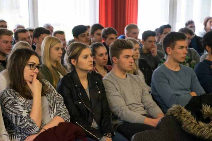 Landtagskandidaten aus dem Kreis Olpe stellen sich Schülern vor