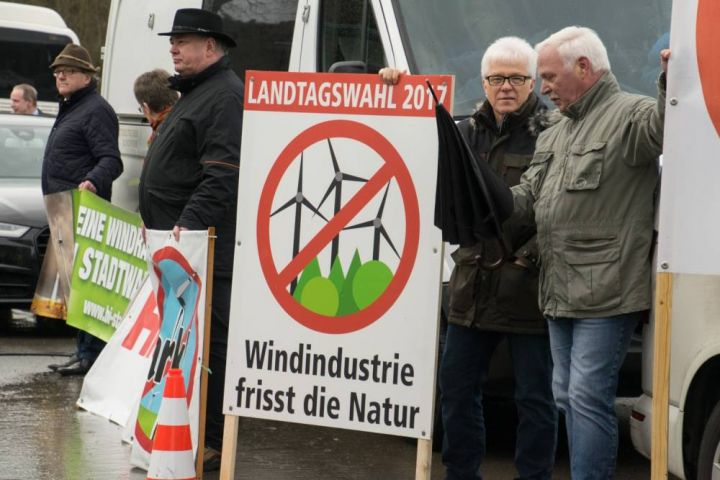 Windkraftgegner nach "Smalltalk" mit NRW-CDU-Chef Armin Laschet enttäuscht