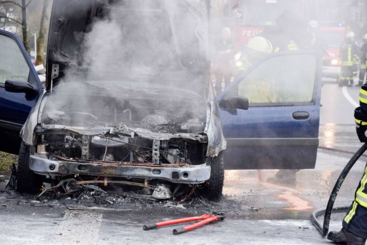 B236: Auto gerät auf Brücke vorm Ortszentrum Altenhundem in Brand
