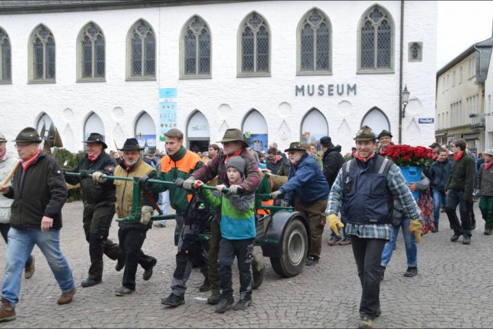 Attendorn: Poskebrüder fällen Fichten für Osterkreuze